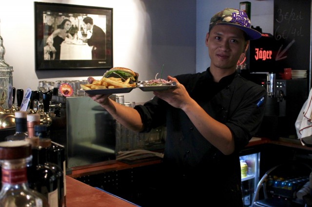 The Bullin vuoropäällikkö Pornchai Manosuk kannustaa uusia asiakkaita testaamaan SYÖ!-viikkojen tarjontaa.