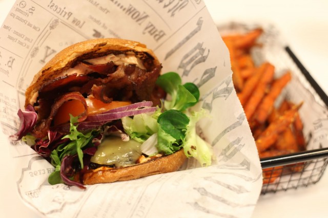 Hello! American Dinerin New York -hampurilainen on asiakkaiden suosikki.