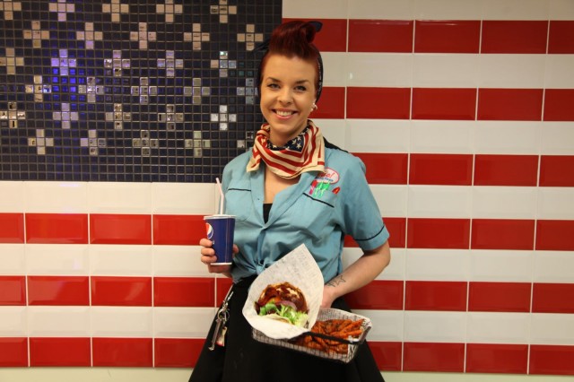 Fiftarifiilistä on haettu myös tarjoilijoiden asuissa.