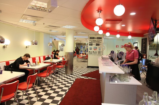 Asiakaspaikkoja ravintolassa on kaikkiaan noin 130 kappaletta.