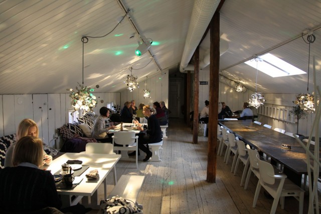 Yläkerrassa on tilaa isommillekin porukoille.