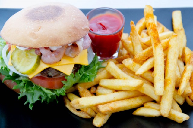 Pekoni-juustoburger kehitettiin edellistä listaa uudistaessa.