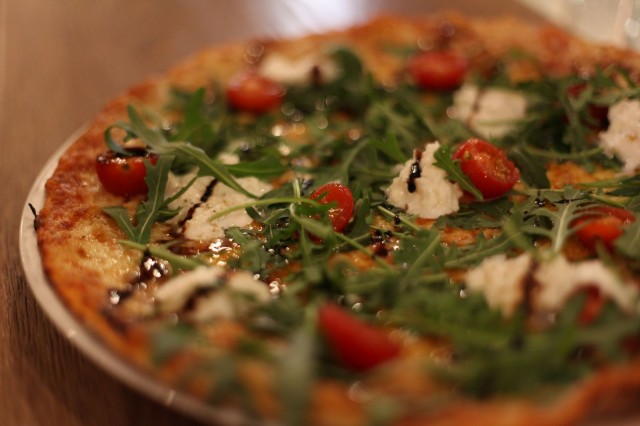 Hey there beautiful! Denniksen Chiarasta löytyy buffalamozzarellaa, kirsikkatomaatteja ja balsamicoa.