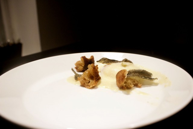 Tähteet: luomukananmuna, madetta monessa muodossa ja eilisen leipää