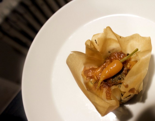 Briejuustoquiche, kimchi ylikasvaneista salaatinlehdistä ja pikkelöityjä pikkuporkkanoita