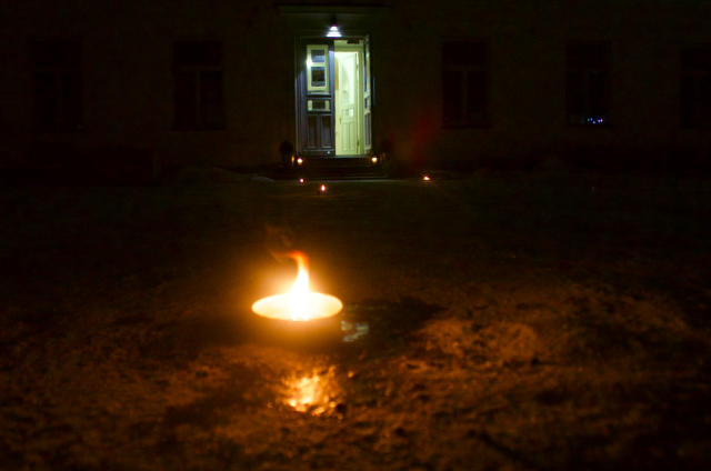 Sisäänkäynti oli koristeltu kauniisti ulkotulin.