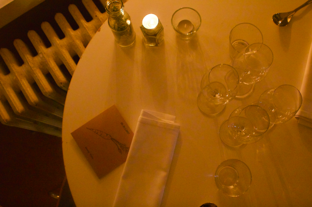 Pöydissä oli illalliskortit, joissa lueteltiin illallisen raaka-aineet ja niiden tuottajat.