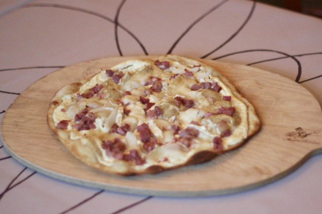 Suosituin tarte flambée on Chèvre & Miel, joka täytetään savupekonilla, vuohenjuustolla ja hunajalla. Herkullinen annos tarjoillaan rennosti puualustalta, ja sen voi syödä sormin.