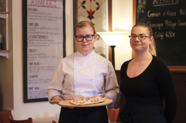 Ravintolapäällikkö Hanna Vuorenmaan (oik) mukaan Wistub Alsacen asiakkaat ovat tykänneet Leea Tepposen (vas) tekemistä uudistuksista. Keittiömestari hankkii jopa osan käytettävistä raaka-aineista henkilökohtaisesti Tampereen kauppahallista.