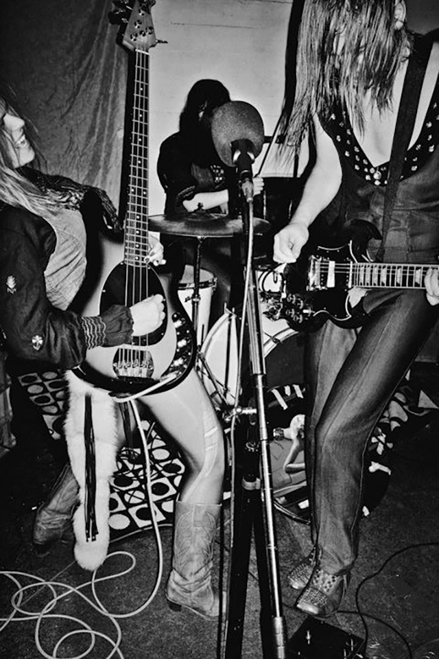 Maria Mattilalta saatujen kuvien tiedostonimi "Kellarijytä" kuvaa hyvin meininkiä.