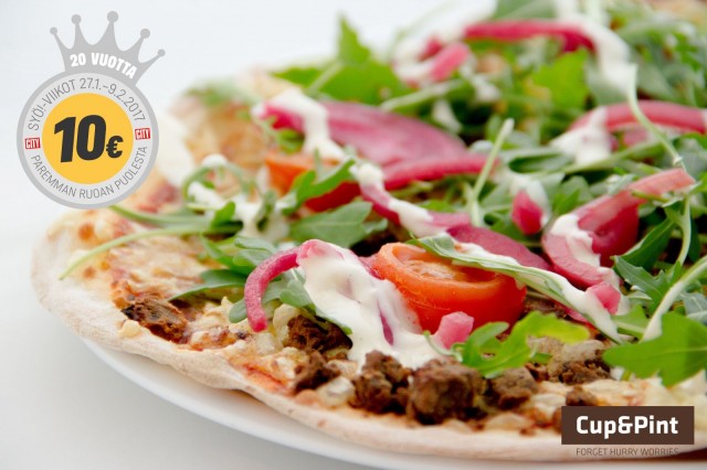 Hello!:n bataattihampurilainen on täysin vegaaninen. Cup&Pintista sen sijaan löytyy vegaanista pitsaa kympillä.