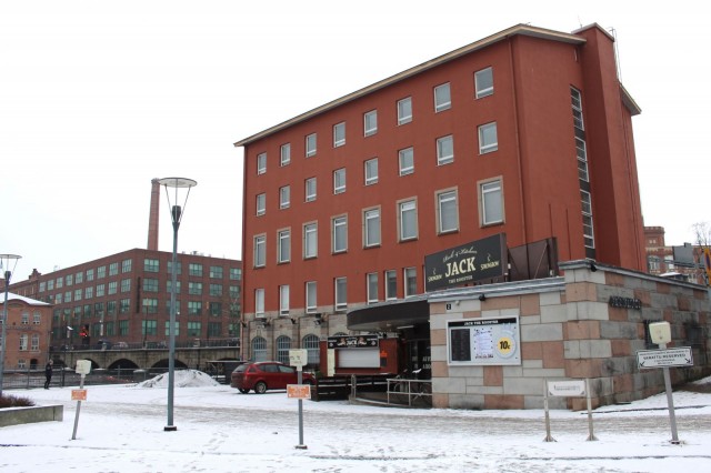 Jack the Rooster sijaitsee Koskitalon alakerrassa, aivan Tammerkosken vieressä.