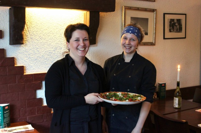 Sara Riita (vas.) kertoo, että perinteinen pizzalapio kuuluu Jenna Koiviston ja Dennisin muiden kokkien työvälineisiin. Pizzataikinan kauliminen ja täyttäminen niin, että se on lapiolla käsisteltävissä, on oma taiteenlajinsa.