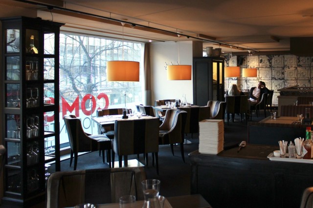 Como sijaitsee Hämeenkadun itäpäässä eli aivan Tampereen keskustan ytimessä. Rauhallinen ja tyylikäs ravintola sopii pidempäänkin illanviettoon.