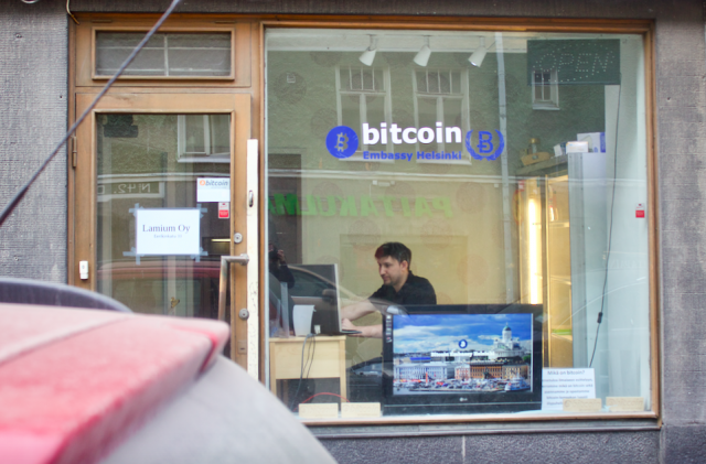 Martin Albert istuu olohuoneensa eteisessä.