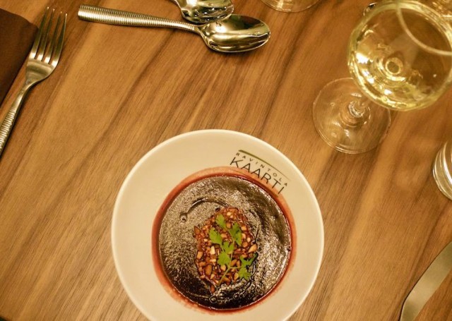 Punajuurikeittoa ja pähkinää