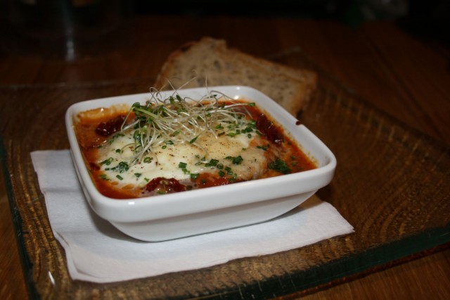 Munakoisoa ja runsas mozzarella-kuorrutus