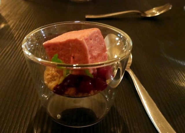 Raikasta karpalojäädykettä ja makeaa suolatoffeeta välijälkiruokana