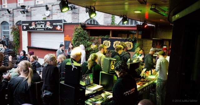 Ruusterin terassilla viihtyy vaikka pipa päässä.