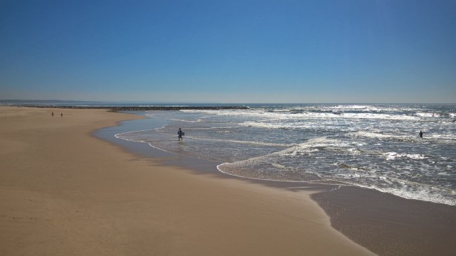 Ulkomailla menen mielelläni meren rannalle kävelemään, sillä tähän aikaan vuodesta vielä siellä on tilaa ja rauhaa.