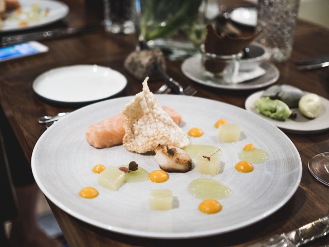 Pitkään kypsytettyä lohta ja kampasimpukkaa