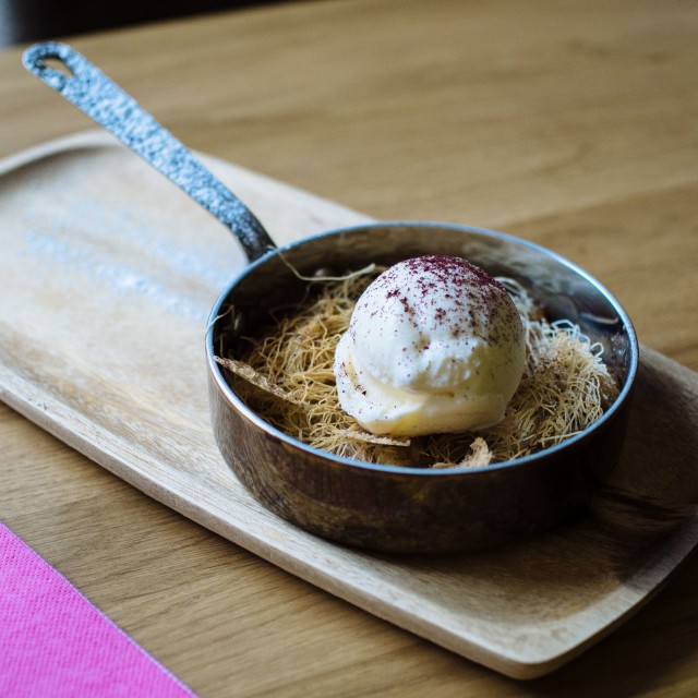 Lime Loungen jälkkäri: Lämmin raparperileivos vanilja-inkiväärikermajäätelö