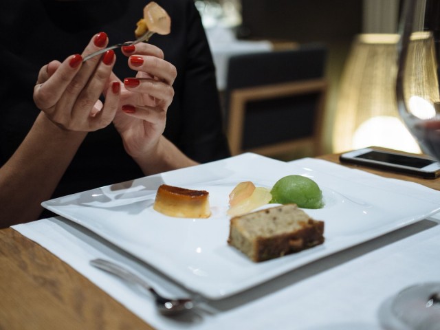 Liekitettyä kermaa, hamppukakkua ja kurkkusorbettia