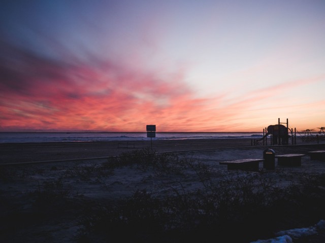 Auringonlasku Pärnun hiekkarannalla
