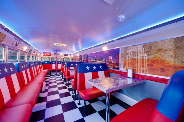Bus Burgerissa on rakennettu upea jenkkidiner bussin sisätiloihin. (Kuva: Facebook)