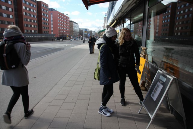 Sarah Lilius ja Irene Enges lounasmetsällä.