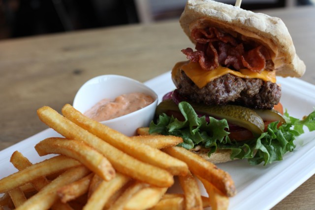 Talon hampurilainen kätkee sisäänsä pyhän kolminaisuuden eli pekonia, cheddaria ja suolakurkkua.