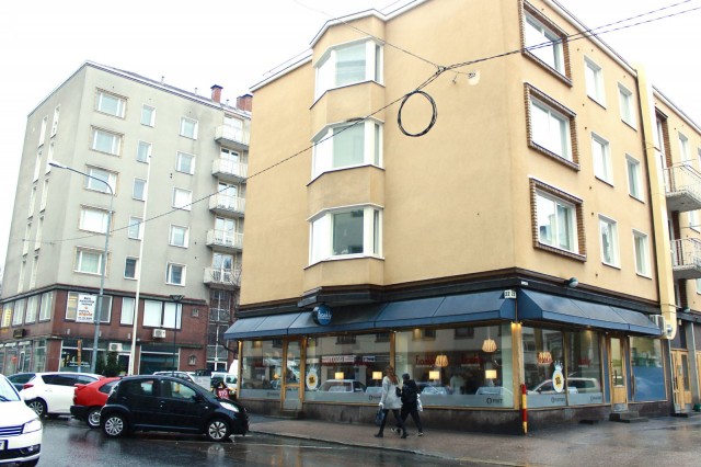 Frankly sijaitsee alle parinsadan metrin päässä Tampereen Työväen Teatterista ja noin puolen kilometrin päässä Keskustorista.