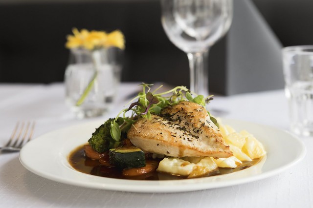 SYÖ!-viikoilla Franklyssa tarjoillaan myös pariloitua kananpojan rintafileetä grillattujen kasvisten, kermaperunoiden ja täyteläisen punaviinikastikkeen kanssa. Annos on laktoositon ja gluteeniton. Kuva: Julia Widmann
