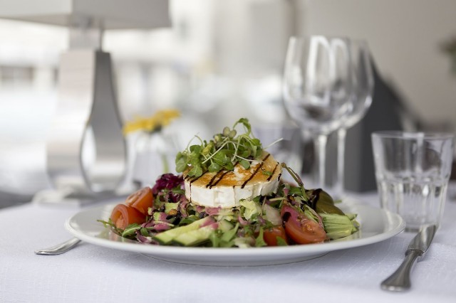 Franklyn raikas vuohenjuustosalaatti sopii varsinkin lähestyvää kesää fiilisteleville. Kuva: Julia Widmann