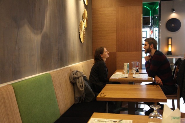 Juuli Tamminen ja Anssi Lindqvist diggaavat terasseja. Lasillisen kylkeen täytyy tosin saada jotain pientä purtavaakin.