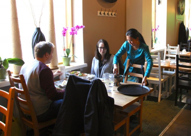 My Nguyen tarjoilee Mikael Knaapille ja Karoliina Uusluodolle Tamarinin herkkuja.