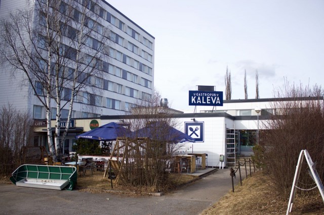 Gastropub Kalevan liiketilat ovat Uuden Domuksen alakerrassa Pellervonkadulla. Rakennuksen julkisivuremontti valmistuu lähiviikkoina.