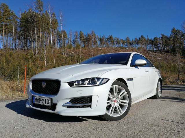 Jaguar XE, erinomainen peli. Sports Car Center Airport.