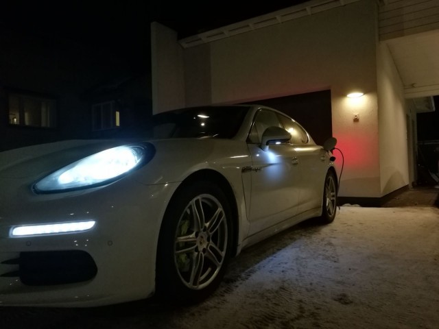 Porsche latautumassa.