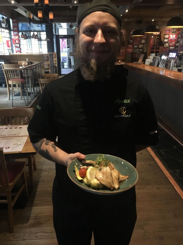 Kape Salminen ja Villisian muut kokit ovat saaneet paistaa ahventa urakalla SYÖ!-viikkojen asiakkaille. Kysytyn annoksen kala on peräisin Ahvenanmaalta. Kuva: Tero Papinsaari.