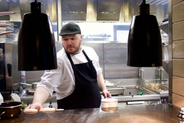 August von Trappen ruokalista on huippukokki Hans Välimäen suunnittelema, mutta keittiöpäällikkö Kalle Laaksonen tiimeineen huolehtii sen toteutuksesta. Viime päivinä tekemistä onkin riittänyt.