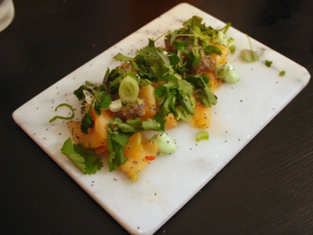 Kyssäkaalikimchiä, soijakastike-chiavanukasta, limemajoneesia sekä runsaasti korianteria. Illan paras annos joka jätti harmittamaan pienehkön kokonsa takia.