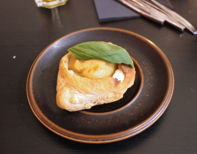 Vaikkei paras mutta illan mielenkiintoisin annos oli Mozzerelle "pizza". Punapesto sekä vegaaninen "mozzarella" oli mahtava kokemus vaikken tältä istumalta normaalista mozzarellasta luopuisikaan.