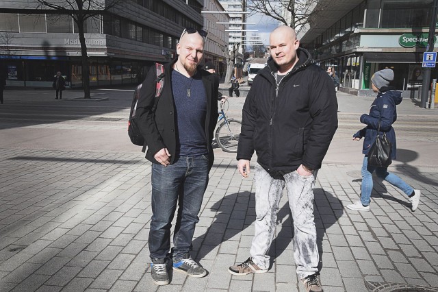 Mika ja Jaska saivat Lahden SYÖ!-flaijerit käteensä ja olivat tyytyväisiä kympin ruokakampanjan tarjontaan.