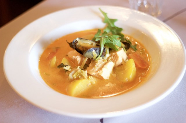 Bouillabaisse tamperelaiseen tapaan lohella, turskalla ja sinisimpukalla. Herkullinen keittoannos on laktoositon ja gluteeniton.