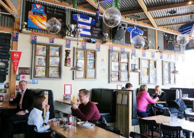 Woolshed Helsinki on australialainen ravintola, joka on sisustettu teeman mukaisella tavalla.