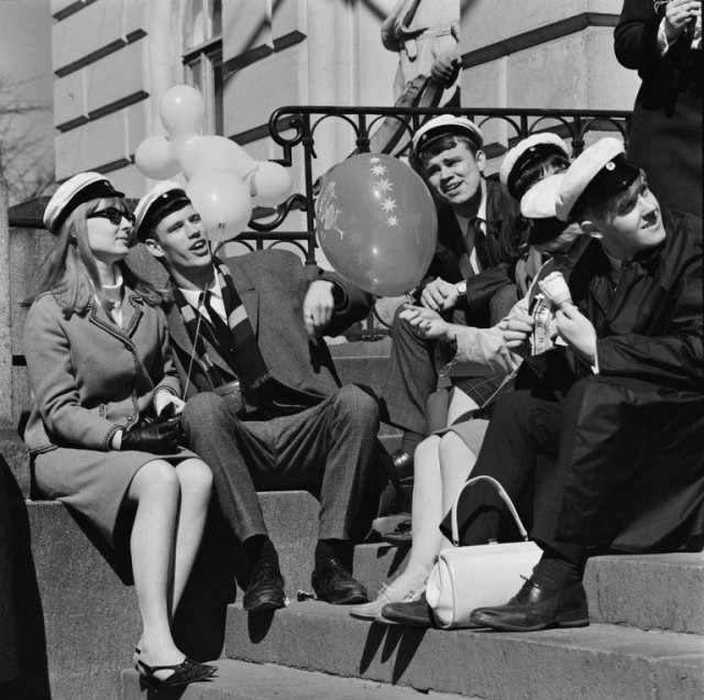 Vapunviettäjiä Ylioppilastalon portailla vuonna 1966.