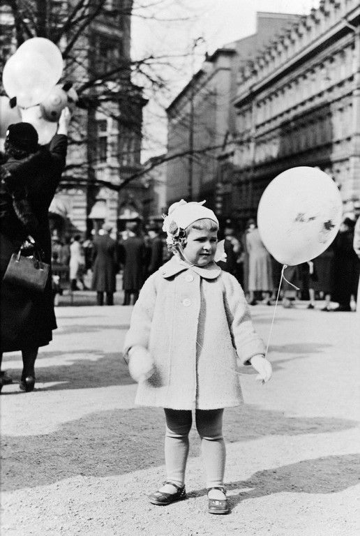 Tuula Sarparanta Runebergin esplanadilla vappuna 1939.