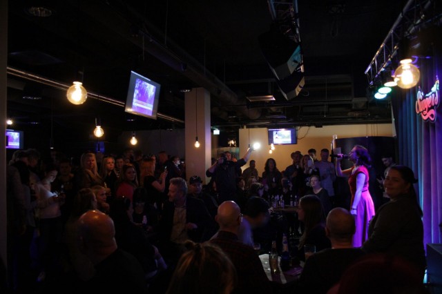 Anna-Leena Härkönen laulamassa yhtä Pöpsyjen lempi biiseistä; Nahkatakkinen tyttö!