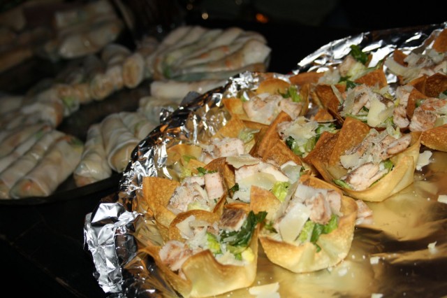 Kana-ceasarsalaattikuppeja ja kevätkääryleitä.